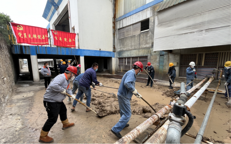 热博RB88工投公司党员先锋突击队和团员青年先锋队开展环境卫生整治行动